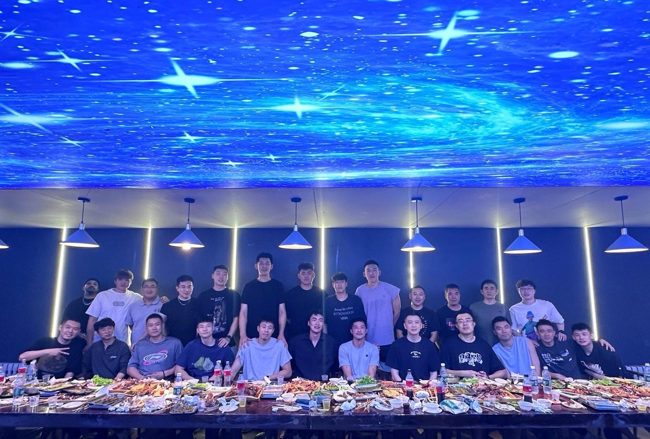 聚是一团火，散是满天星！看着继伟发的这两张图，心里感动且释然了！这次聚餐合影是