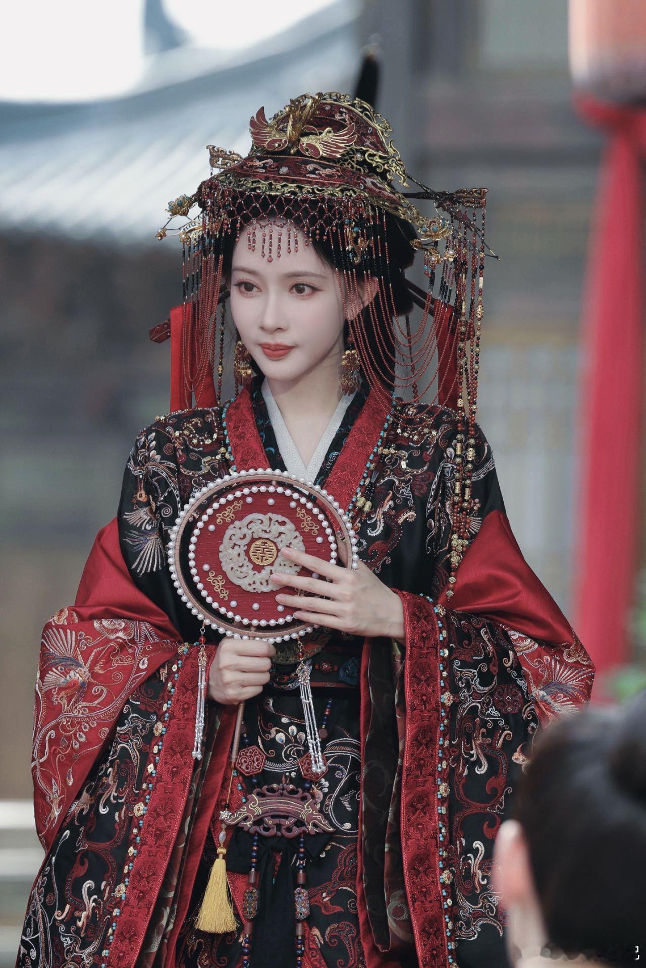 孟子义沈妙婚服这婚服造型我能看一百遍！孟子义的明艳长相配上正红嫁衣，简直是中式