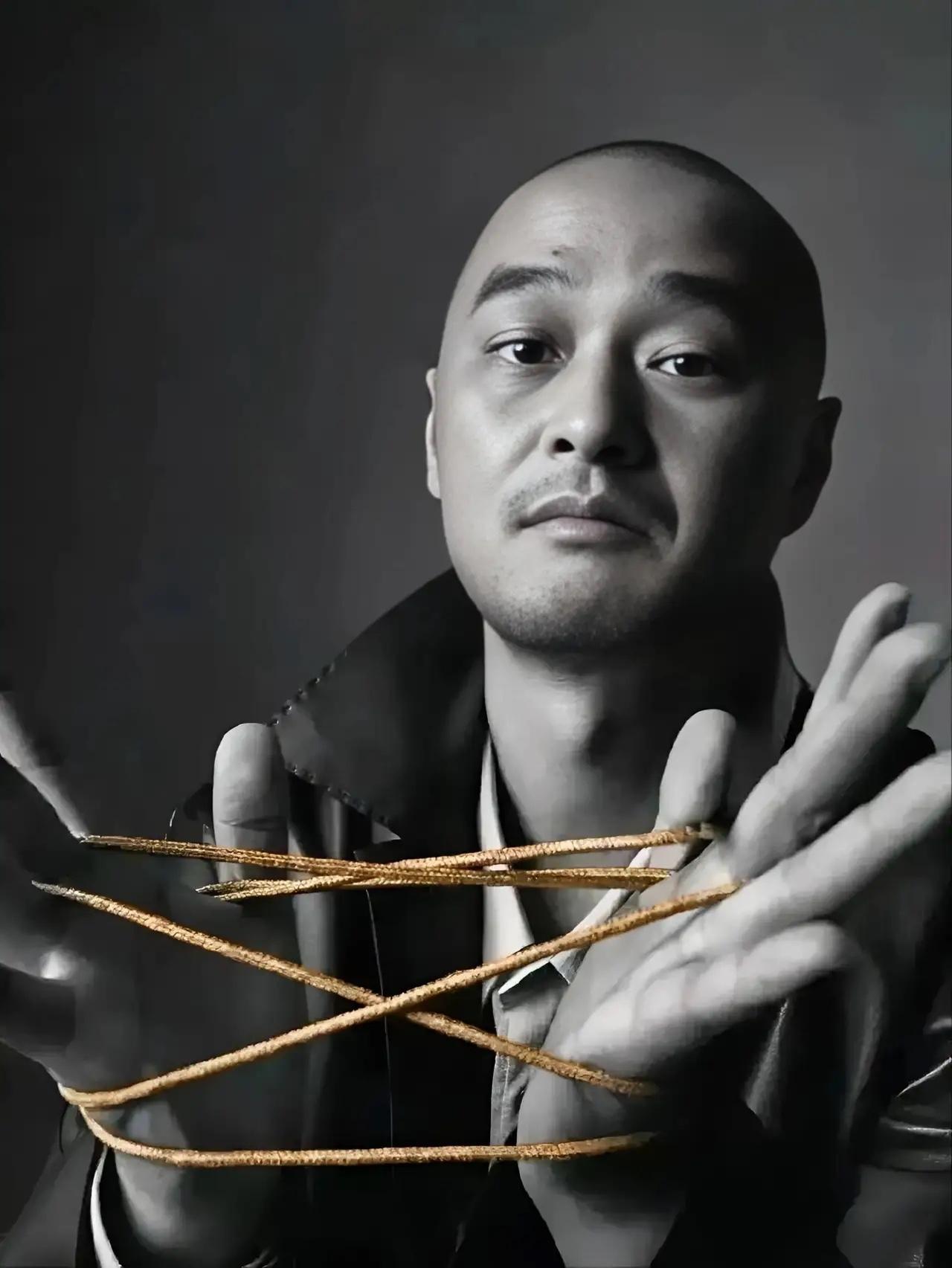 冯唐说:“当你老了才发现,你拼命爱的孩子,连给你通话的时间都没有。当你