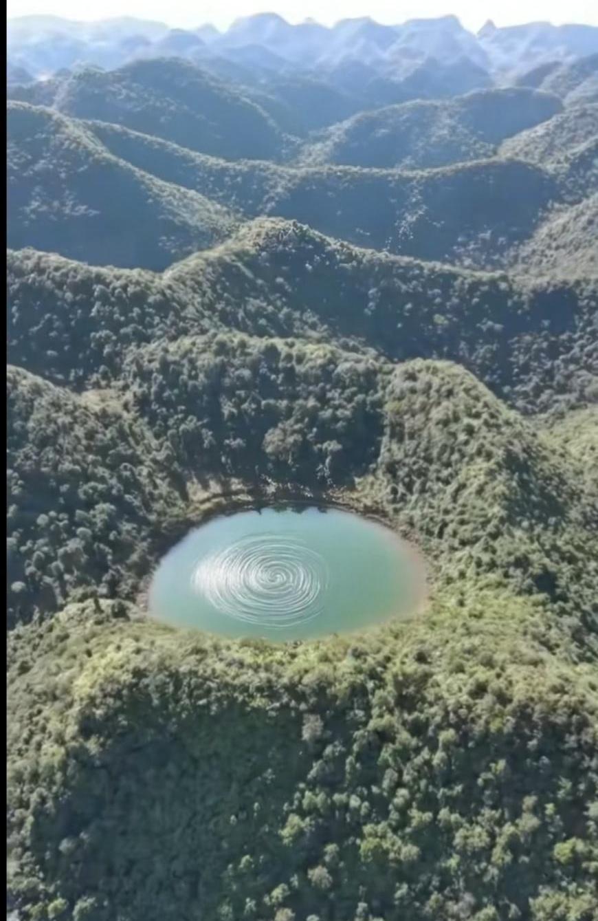 广西大山里出怪事了。一口传了上百年的天池，老人们都说从没见它干过，现在居然见底