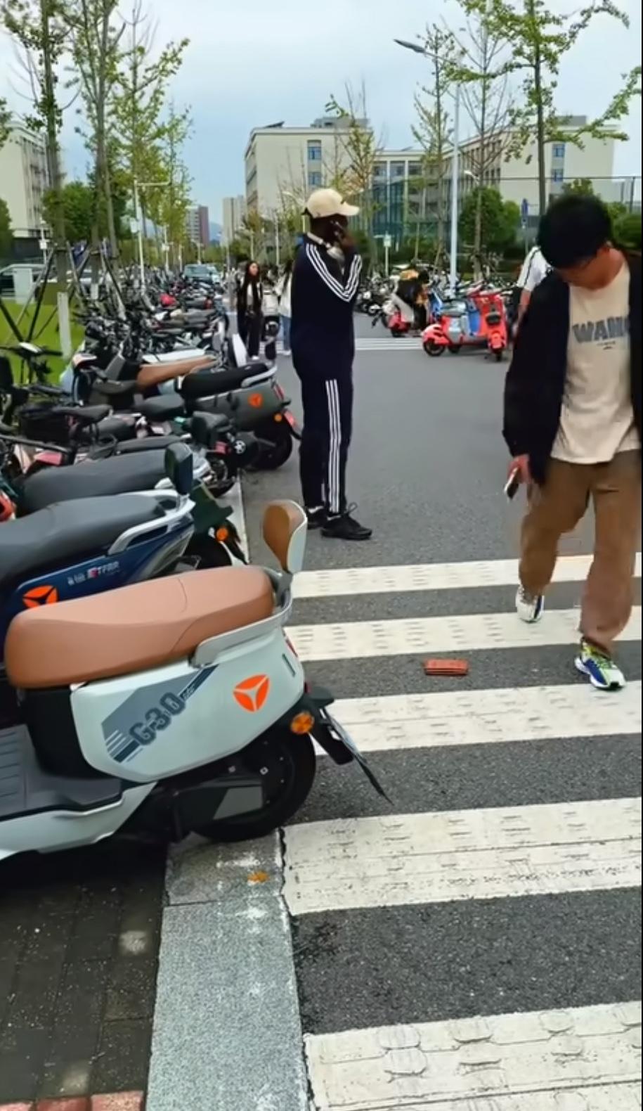 前几天刷到个视频，心理五味杂陈。一个外国网红在中国街头故意丢了个钱包，说要测试中