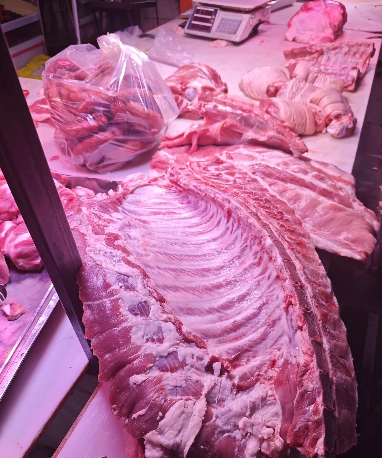 我妈家那块附近有一家专门批发排骨，猪肉的地方，朋友说过，我在抖音也刷过，有时候坐