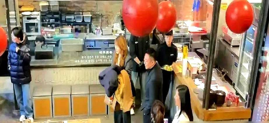 汪小菲女儿那件4万块的Prada，就这么穿着在草地上开卡丁车，溅了一身泥。