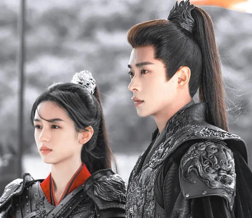 目前丞磊与周也在《锦月如歌》中有合作。禾晏原为飞鸿将军，却因权谋倾轧，被父兄陷