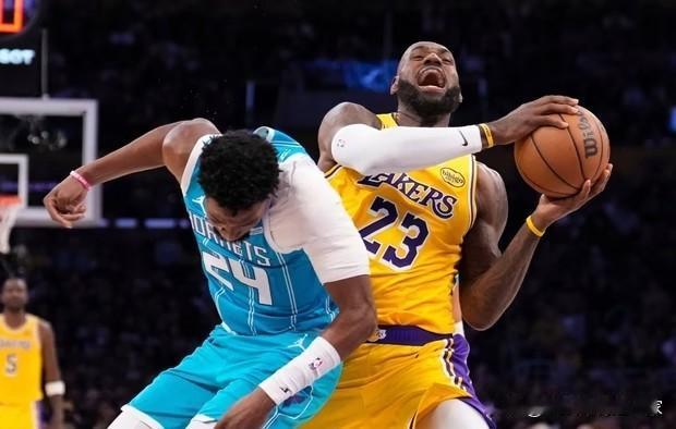 湖人135:117惨败黄蜂，湖人替补总共拿了9分范德比尔特:4投3中，三分1投