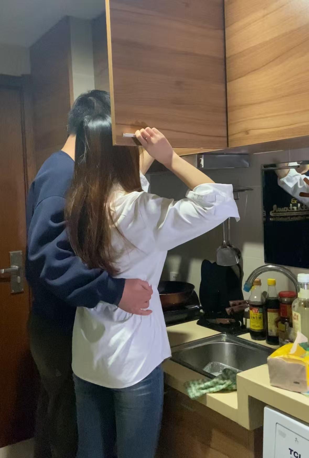 这女儿大了真得盯紧点！我闺女上大三了我跟她妈才知道她在校外租了房，还是跟她妈