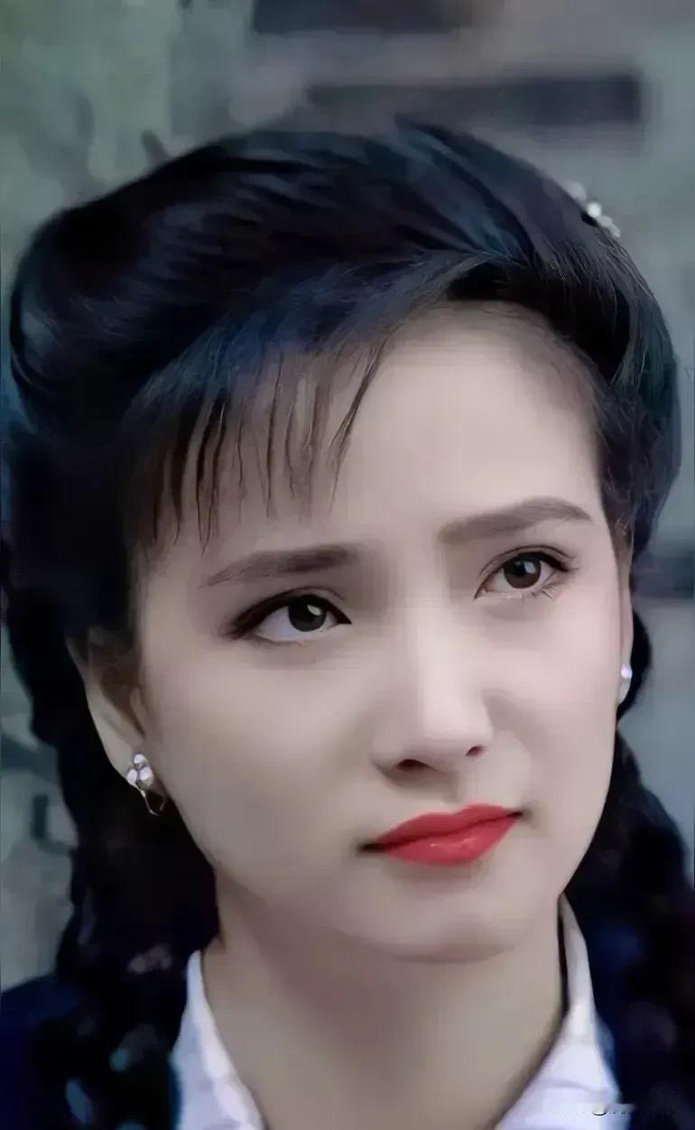 这么年轻就走了，64龙年出生才61岁，演戏好又漂亮的女演员因患脑癌离开了我们，太