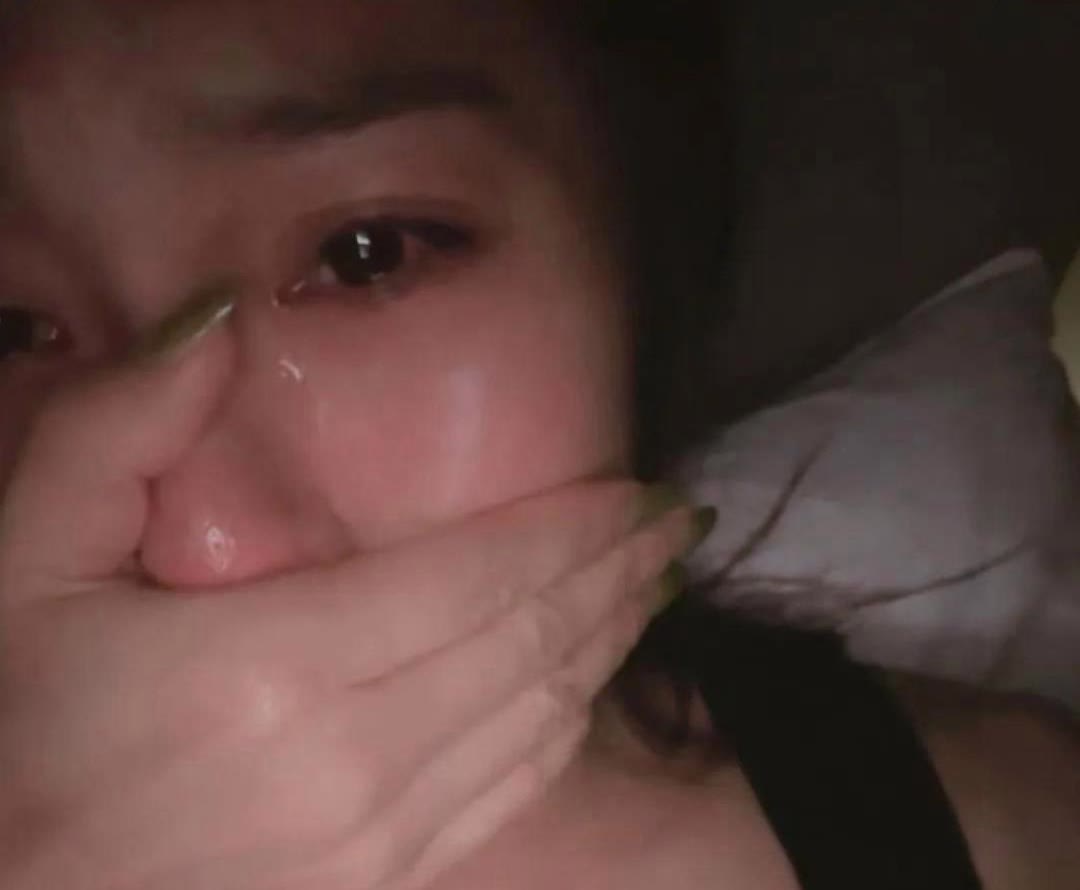 我有一位女同事，上个月1号见网友了。她28岁，和那网友在宾馆里待了四天三夜。她自