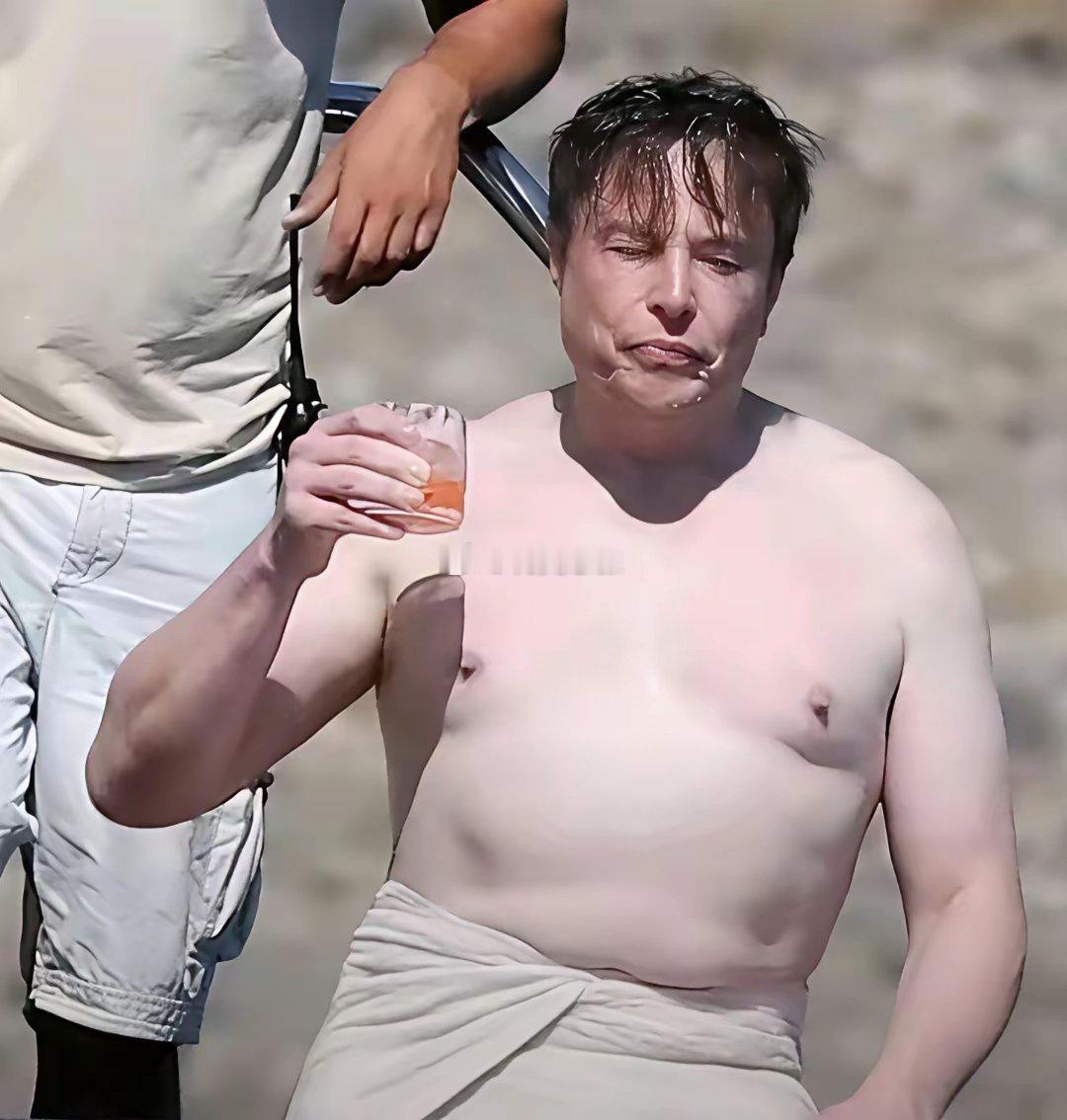 马斯克乘游艇海边度假时的一幕赤裸上身，裹着浴巾，一看这身材平常就没有健身​​​