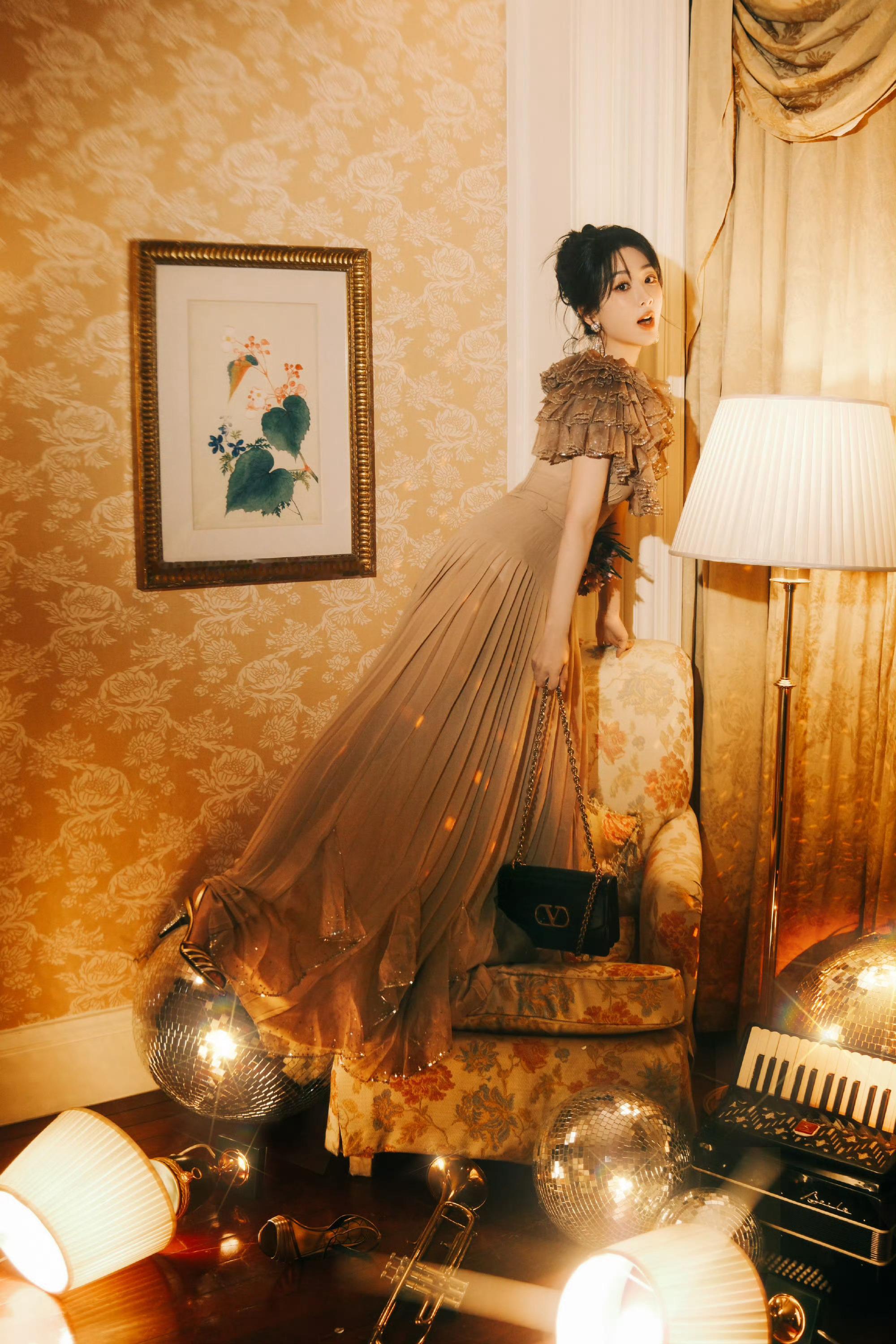 杨紫“爱意款款，青春缓缓，热爱漫漫”