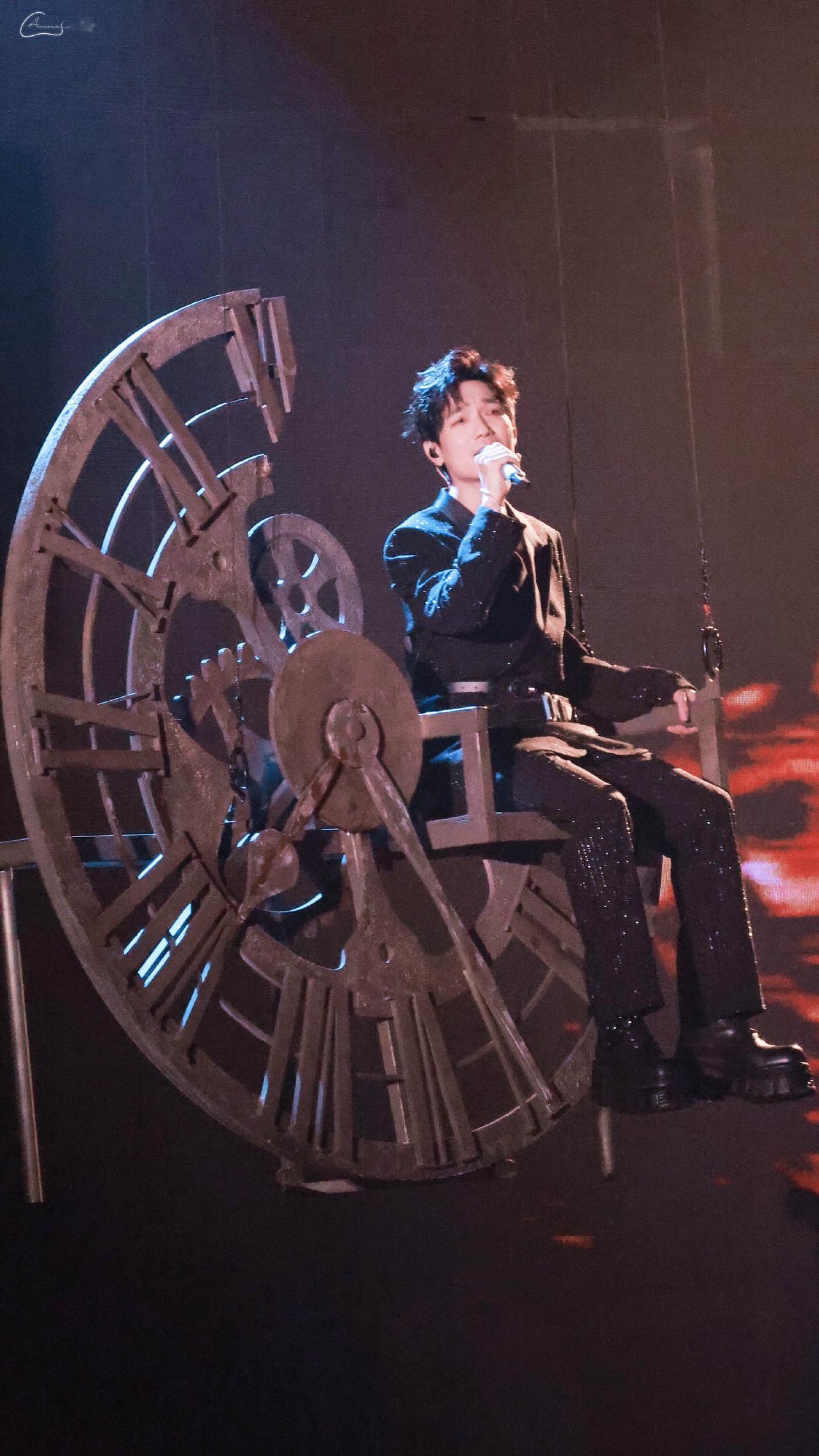 还是🥭台会整活，陈楚生的舞台很有深意。还记得2023年跨年，陈楚生吊着威亚唱