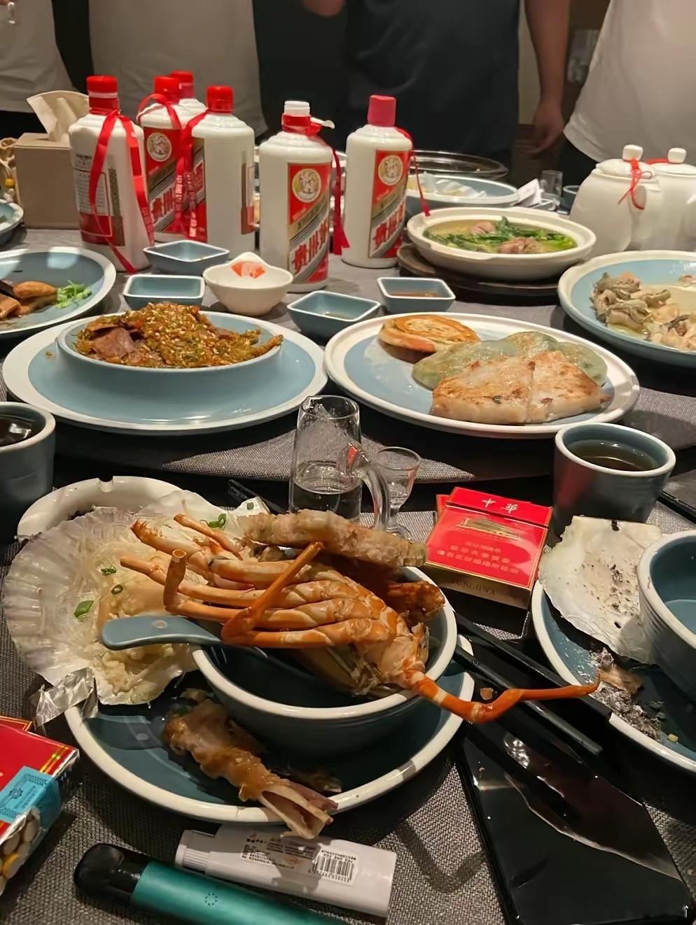 赵海峰酒局事件一场60亿地王饭局，喝掉了几个男人的体面。据说女孩被催到现场，落座