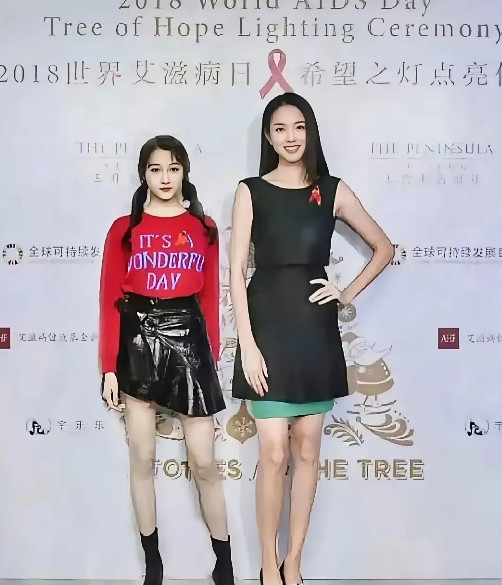 这应该是关晓彤最尴尬的一次合影吧？关晓彤的身高达到了172公分，她的身材比例