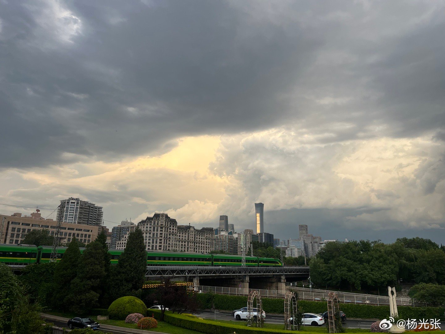 跑步路过东便门过街桥，一堆人在桥上架着长枪短炮，我也凑热闹瞅瞅，有啥好拍的，原来