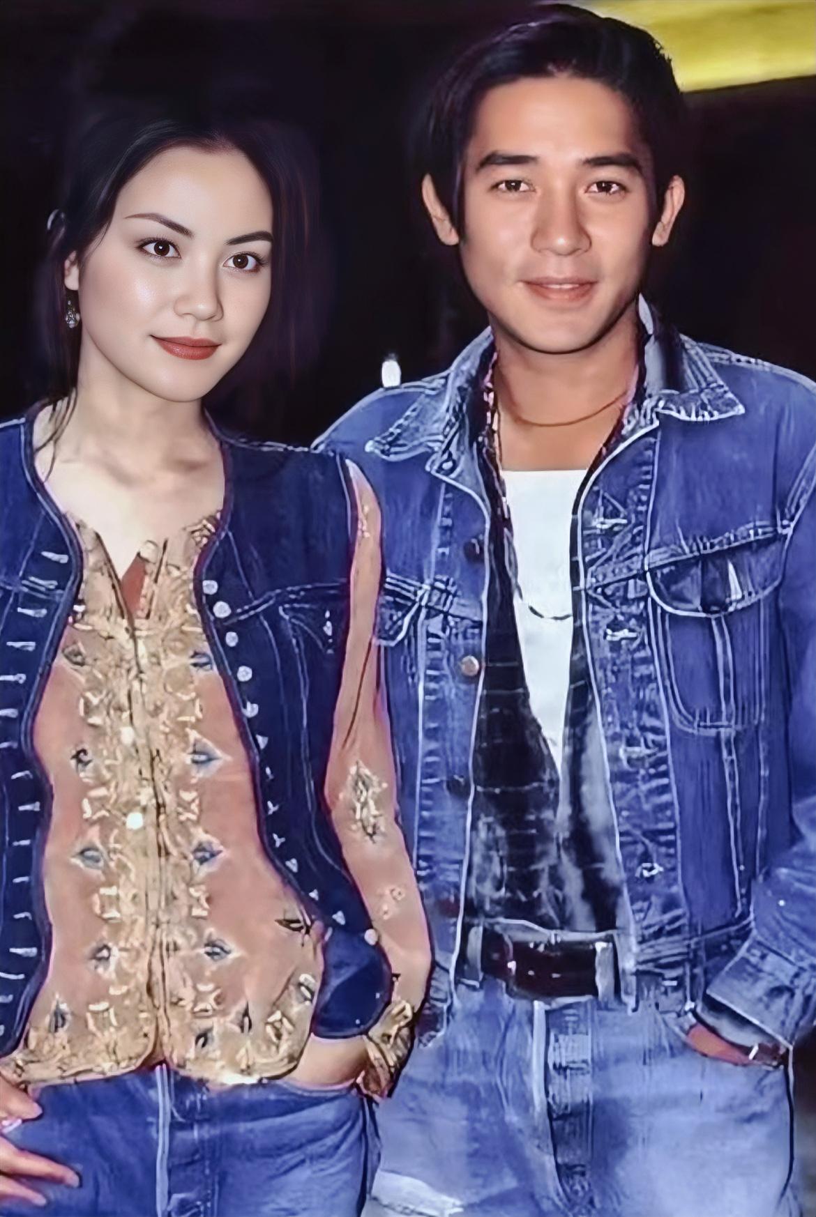 看到王菲和梁朝伟九十年代的合影，简直被狠狠美到！照片里，王菲穿棕色上衣配蓝色牛仔