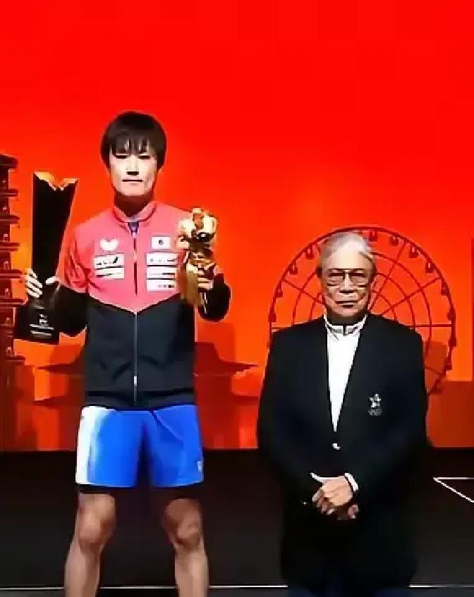 霍震霆给张本智和颁奖时，全程冷脸。那张脸上，没有愤怒，没有敌视，只有一种克制的、