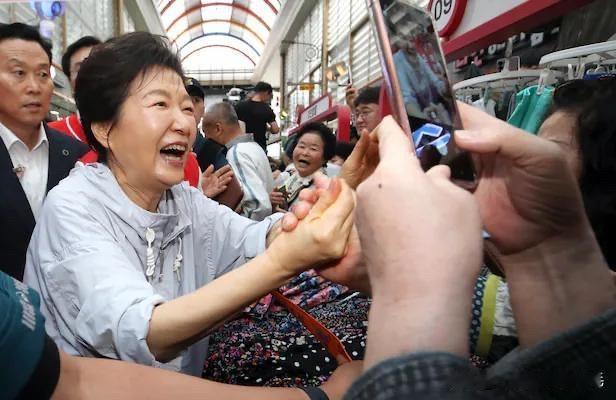 5月27日，韩国前总统朴槿惠继大邱、忠清地区之后，到访庆尚南道晋州市，为国民力量