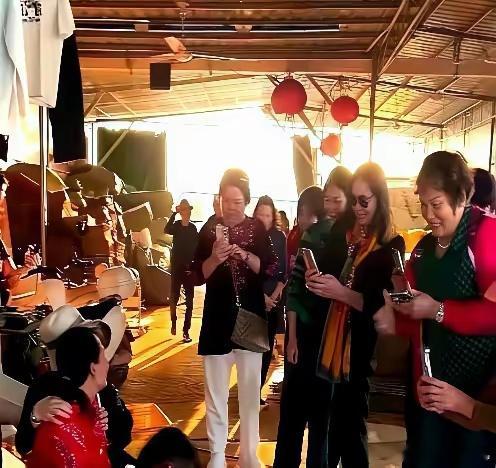 全红婵哥哥巴黎直播一场卷走750万，被骂吸妹妹血。可你看看她爹，在村口干的事，那