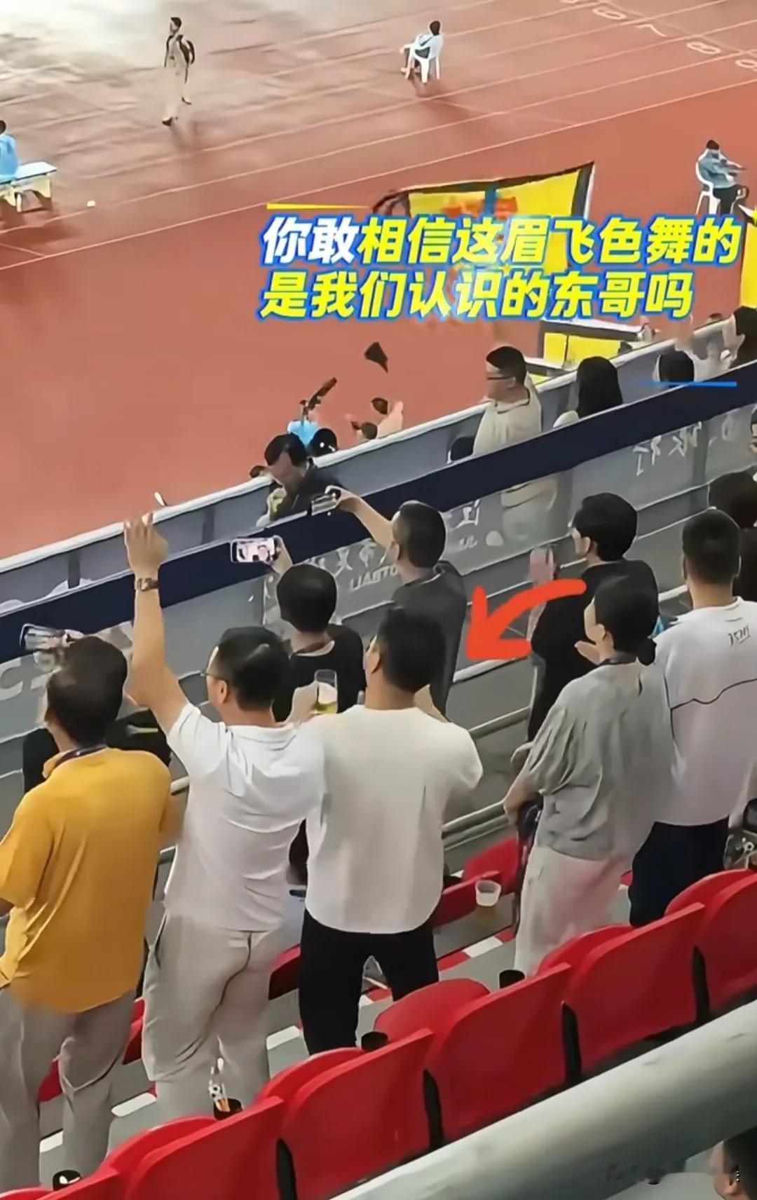 刘强东早上醒来，肯定懵了，自己一边喝酒一边跳舞的样子，现在被全网都知道了。[捂脸