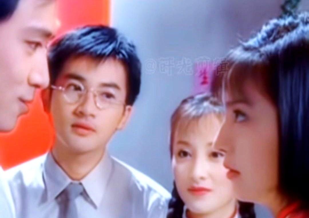 刘德华低头躲闪的那一秒，关之琳眼里的光暗了。有些事嘴上能闭紧，眼神却全漏了底。