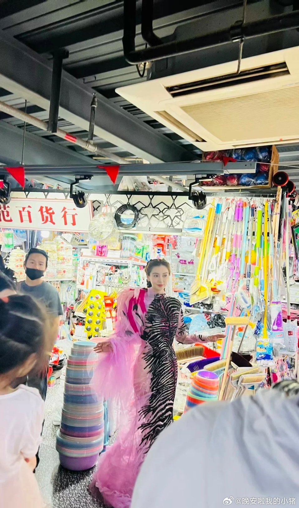 路人偶遇Angelababy在菜市场拍杂志，还是太超前了​​​