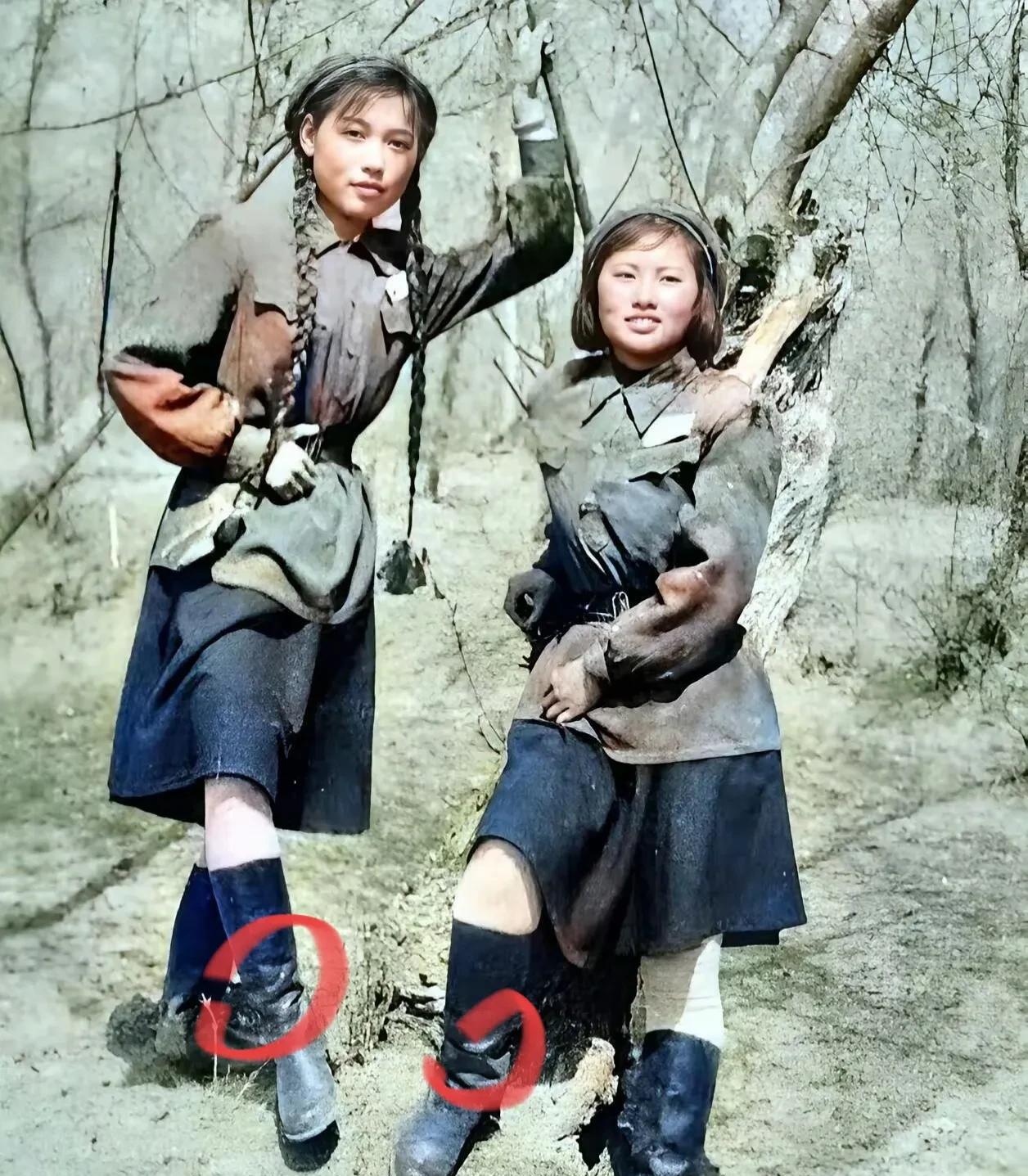 这应该不是抗美援朝时期中国的志愿军女兵吧？那时候的普通女兵应该没有俄式大皮靴穿