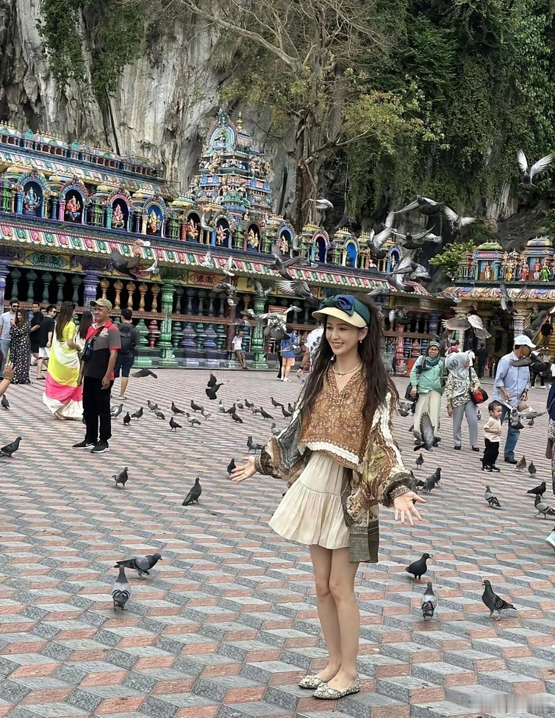 佟丽娅是典型的生活中黑干瘦上镜无敌的类型。