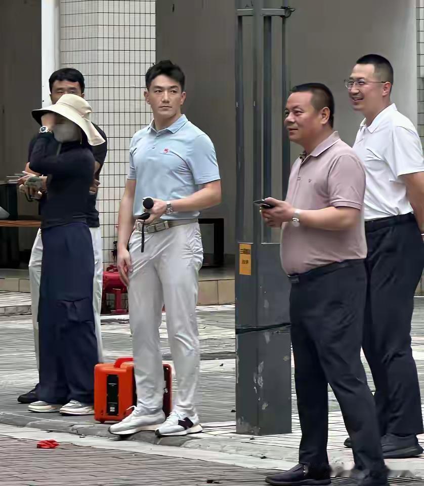 4月14日，张馨予老公何捷在广州大学带队消防演练的画面刷屏，站在人群里格外亮眼，