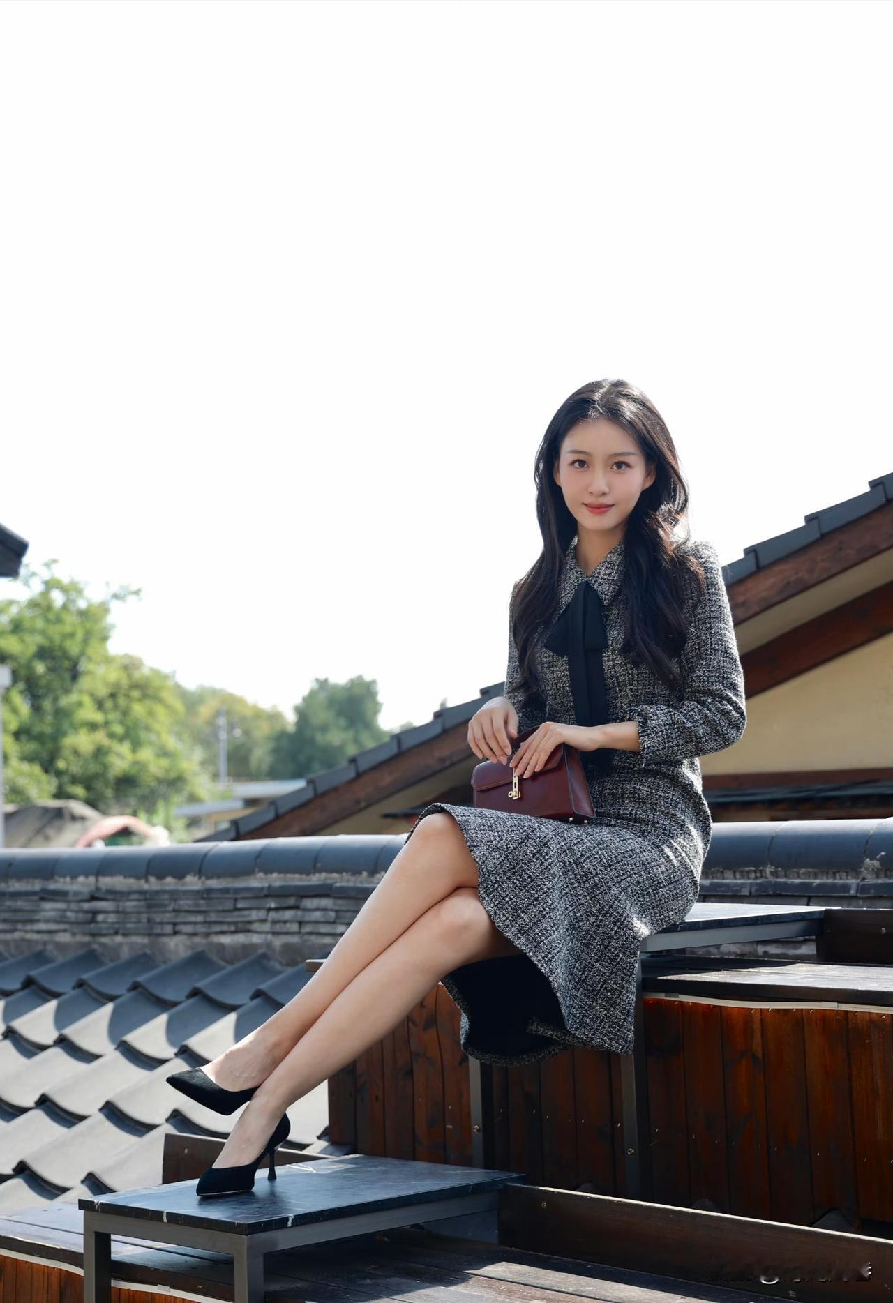 她是95后的河南姑娘，职业主持人。中国传媒大学高材生！超高的颜值和高挑曼妙的好身