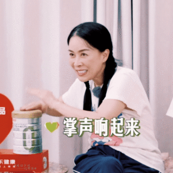 那英在英国陪女儿读书那英跑到英国陪女儿伴读，这当妈的真不容易。可她老公在国内酒吧