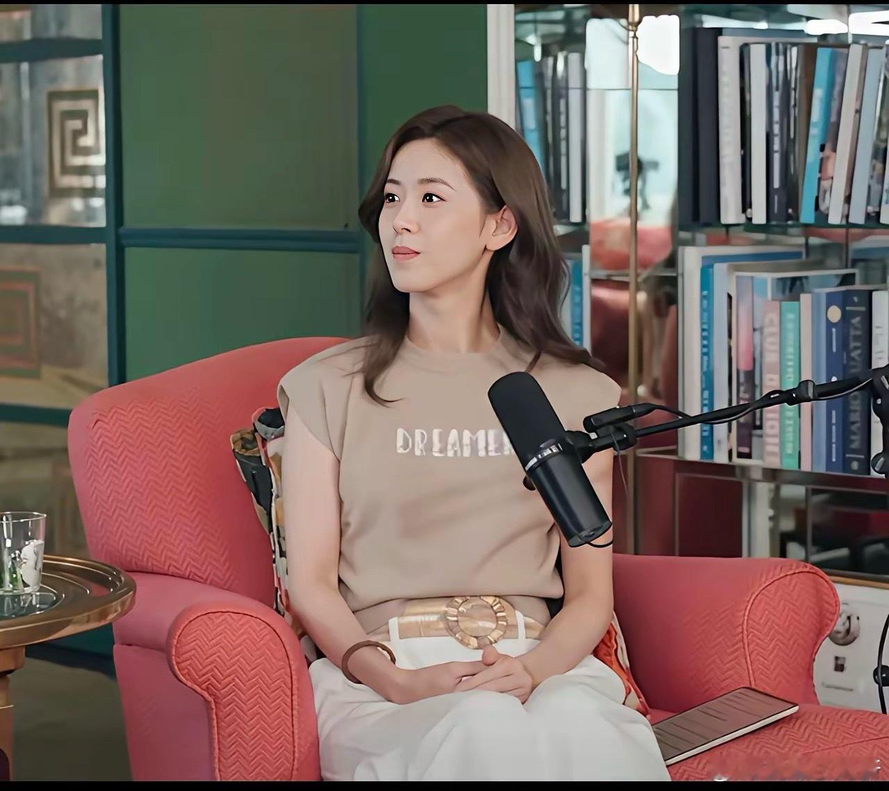 看了部分奶茶妹章泽天的播客视频，总体感观为：看上去花枝招展，原来华而不实。听上去