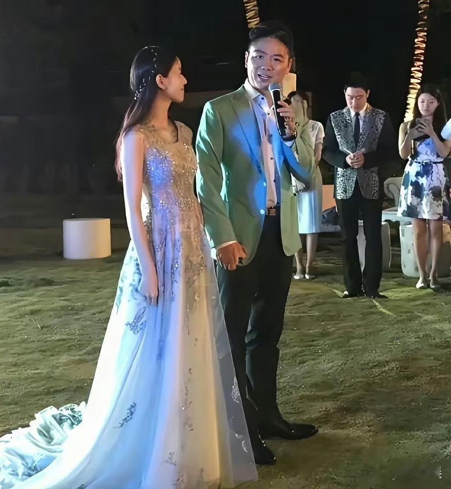 刘强东当年结婚时真的幸福满满啊！