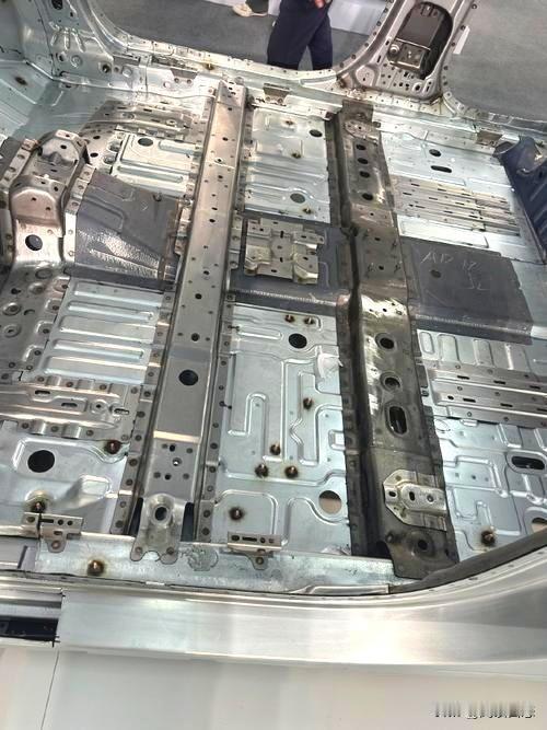 新能源汽车拆解确实暴利，我表哥就是做这个的。24年还开比亚迪唐呢，刚刚提了问界