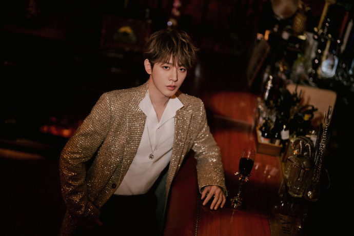 一抬头撞见了邓为一抬头撞见了邓为，咱就说这个邓为以闪片鎏金作刃，这个活动造型，