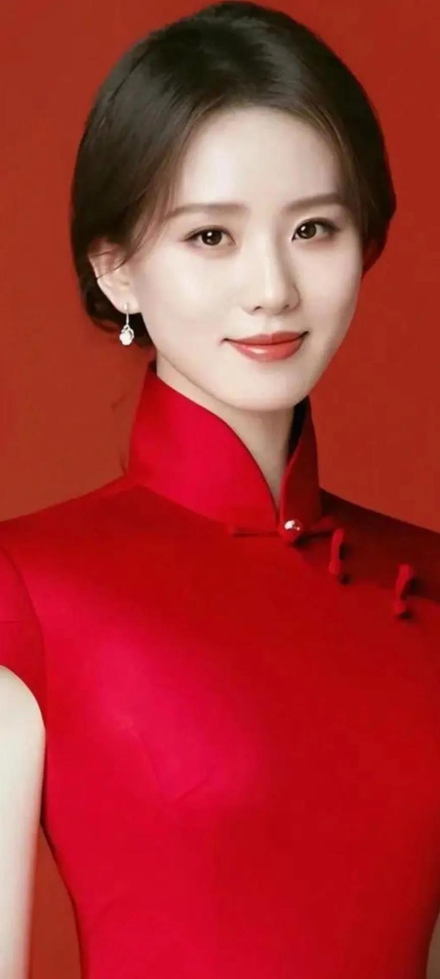 优雅红衣，惊艳时光，自信满满！