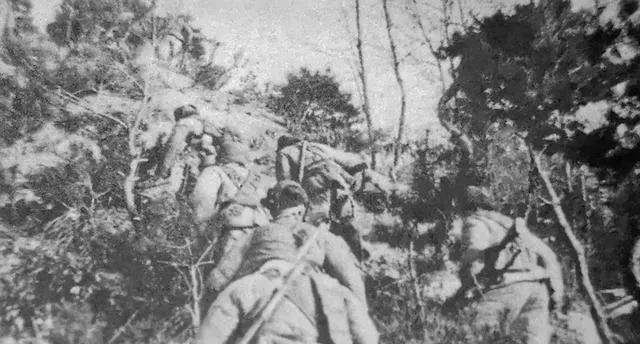 1950年，鏖战一晚上的38军338团的战士找了一个草堆，想躺下赶紧休息一番。刚