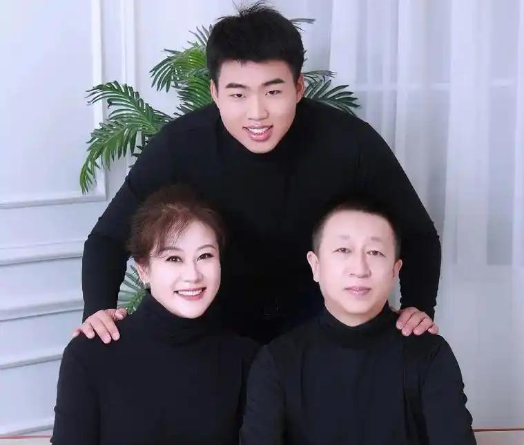 幸福就如此简单！晨光漫进厨房时，他总系着蓝围裙在灶台前忙碌。二十八年了，从新婚时