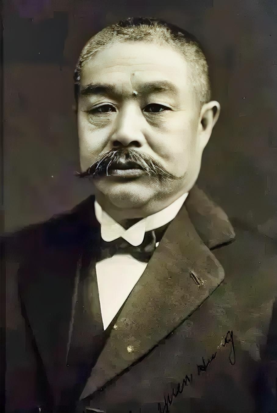1923年，61岁的曹锟强娶19岁少女刘凤威。面对可以当爷爷的丈夫，刘凤威是万般