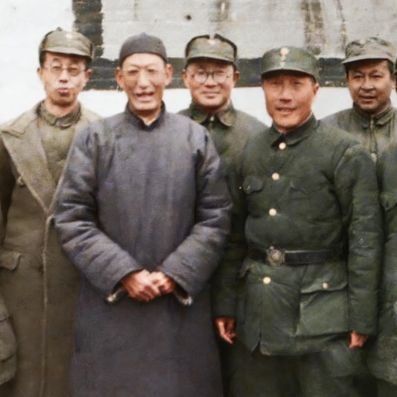 1945年，马法五在邯郸战役中被俘后，一张罕见的留影，照片中的他穿着长袍，戴着瓜