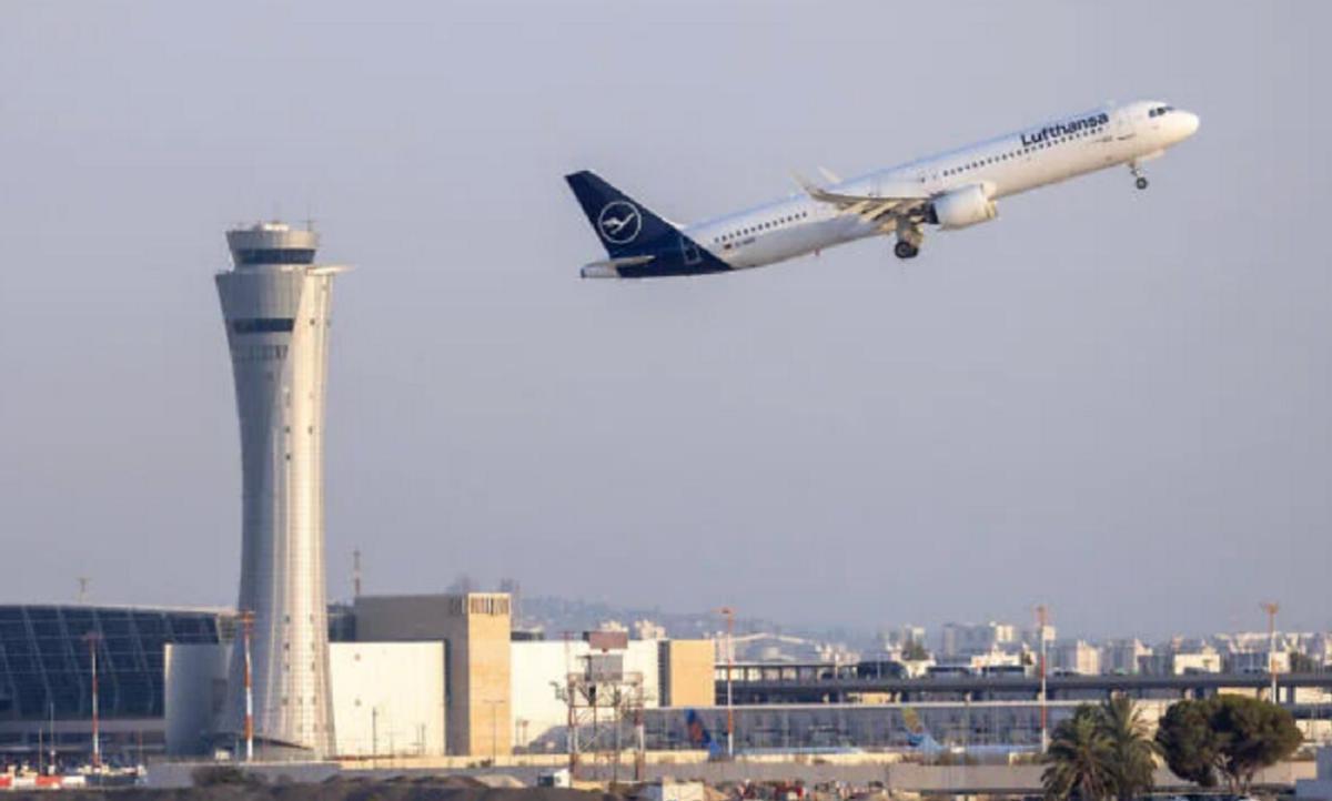 西方客机集体“逃离”中东，美军航母紧急进入战位，历史时刻即将到来？全球航班信息网