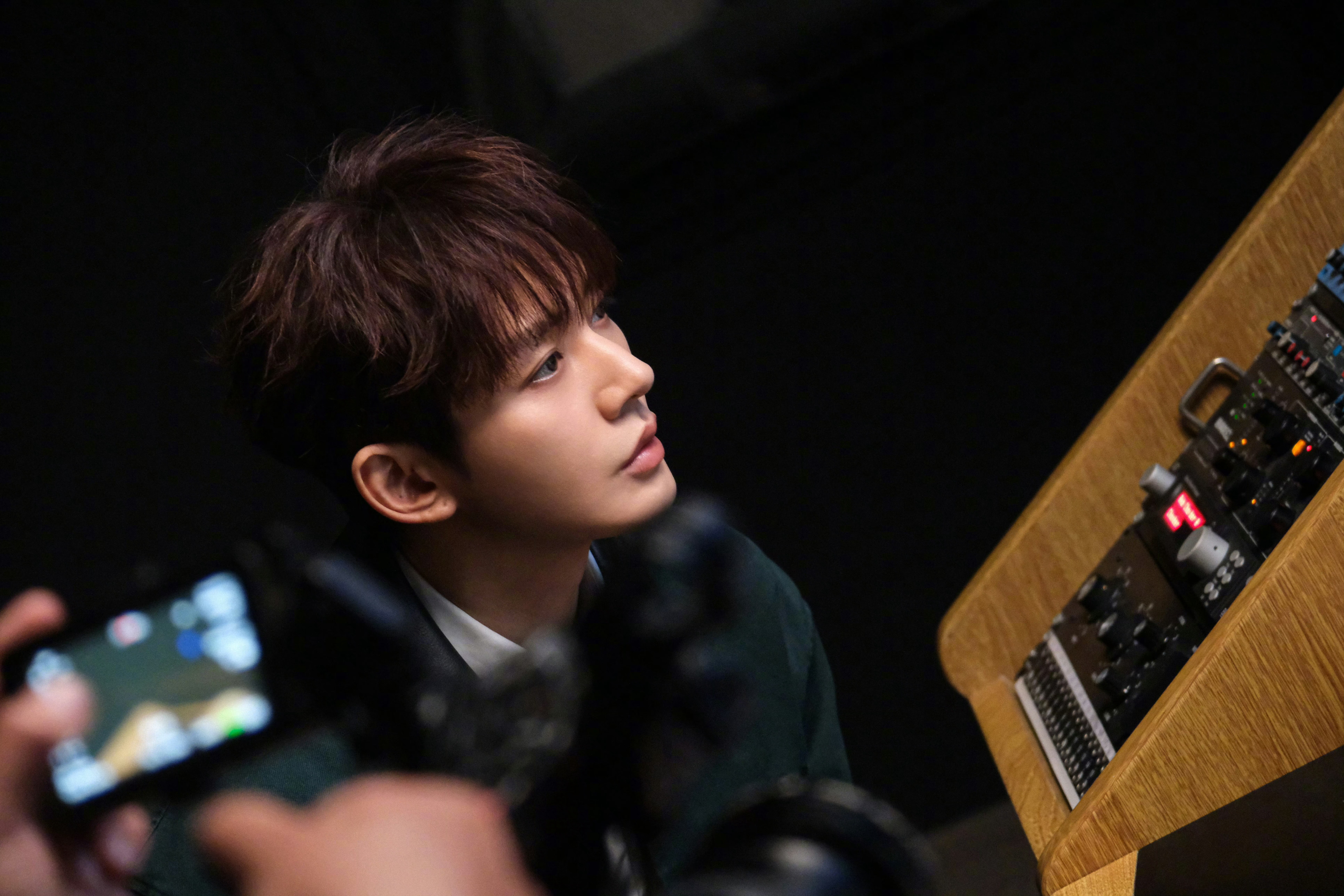 邓为认真工作的氛围感的配音花絮照氛围感拿捏🤏🏻认真工作的帅气为子