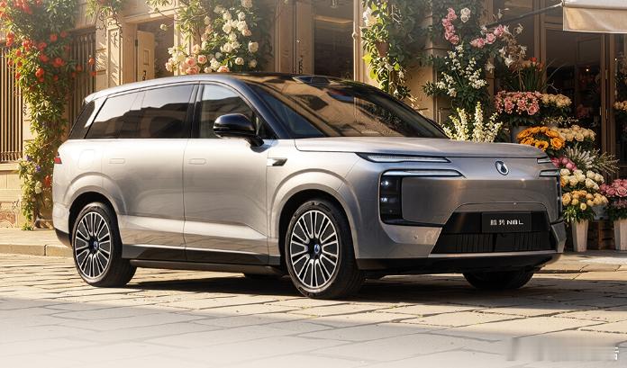 比亚迪腾势N8L闪充版预售：35万元起腾势N8L闪充版于4月10日正式开启预售，