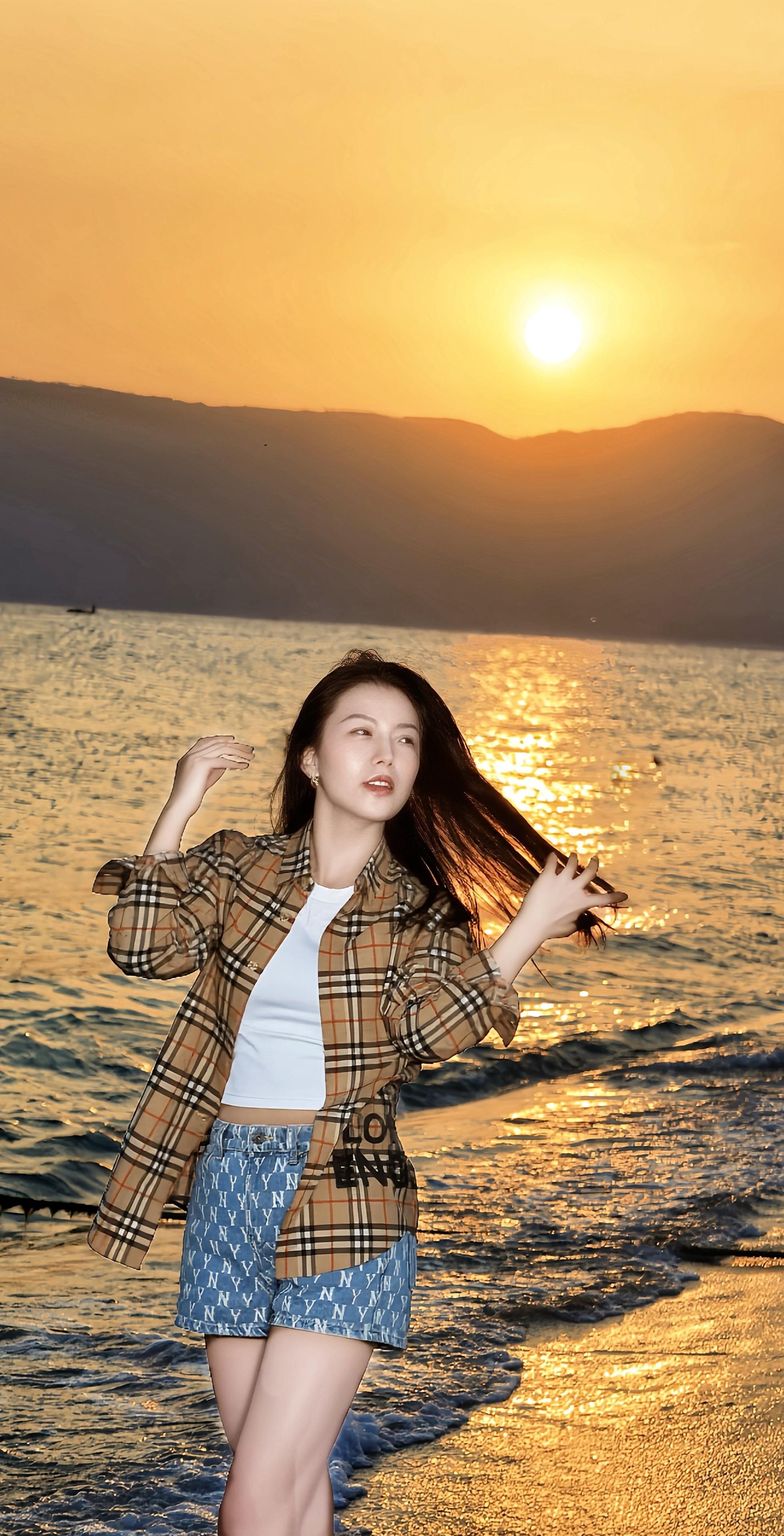 智。  毋以小智，误我大慧；小智妨道，大慧致远。不逞一时之快 不计较一时得失。