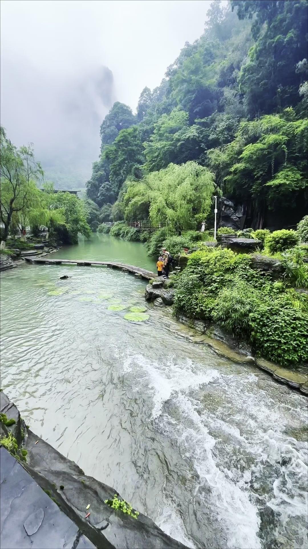 在城市里待久了，总想去看看远方的风景。第一次踏上这片土地，被眼前的景色治愈了