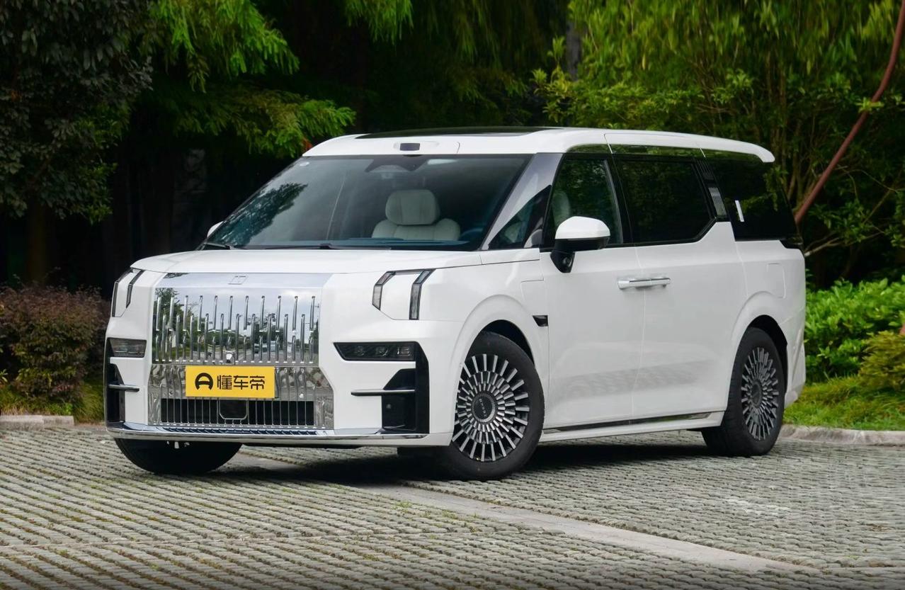 前几天陪哥们儿看车，他指着一辆二手ZEEKR009直叹气：“这车看着是真帅，智