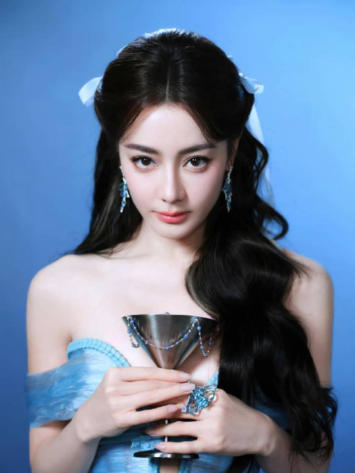 迪丽热巴：美得不费力，却美得很用心在美人如云的娱乐圈里，迪丽热巴的颜值，一