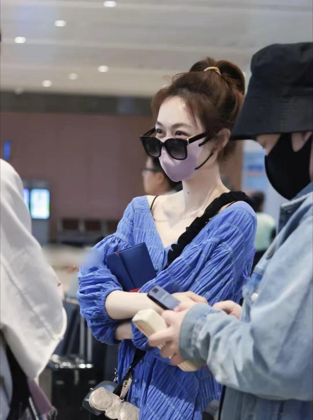 姜妍机场路透，录制完综艺穿露肩蓝色长裙发型随意接地气​​​