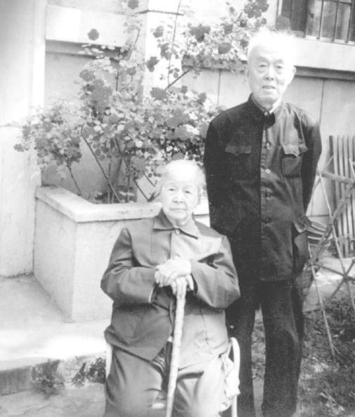 1964年，北大教授季羡林听说妻子要来北京，连夜把家里的大床换成了单人床，还对邻