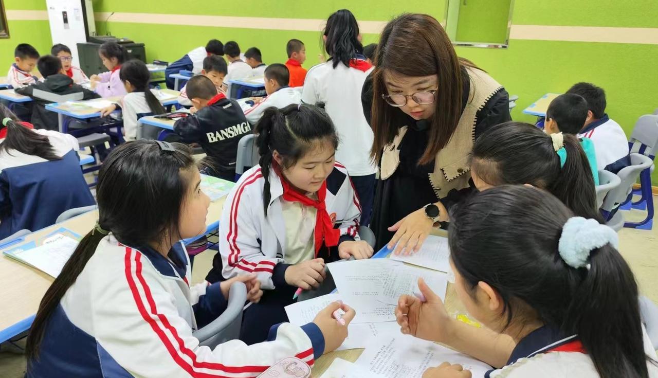 小学这五类孩子，到了初中基本都会被淘汰！1、首先淘汰的就是小学散养的孩子，以前