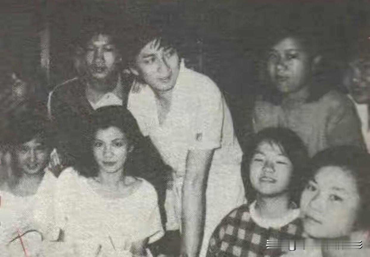 阿翁看着镜头，汤不晓得瞄向谁了